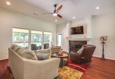 其他 5 Montgomery Home w/ Yard, Pool & Hot Tub!