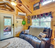 Lainnya 3 Mill Spring Log Cabin w/ Decks & Hot Tub!