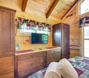 Lainnya 4 Mill Spring Log Cabin w/ Decks & Hot Tub!