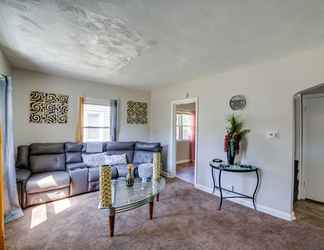 Lain-lain 2 Gary Vacation Rental ~ 5 Mi to Lake Michigan!