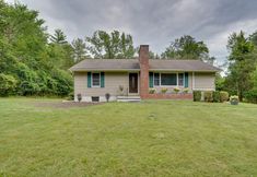 Others 2 Hot Tub, Fire Pit: Pet-friendly Freehold Home!