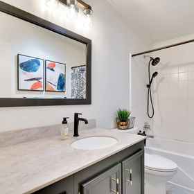 Interior 1 Washington Retreat: Fire Pit, Hot Tub & Ping Pong!, Orchard Hills Golf and Country Club Hotels