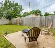 Others 6 Waxahachie Townhome w/ Fire Pit - Near Downtown!