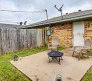 Others 7 Waxahachie Townhome w/ Fire Pit - Near Downtown!