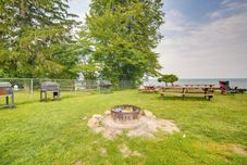 Others Flamingo Geneva Getaway: Steps to Lake Erie!