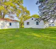 Others 6 Cozy Home w/ Backyard ~ 3 Mi to Downtown Saginaw!