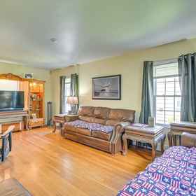 Primary image1Pet-friendly Gloversville Cottage Near Golf Course,约翰逊厅州立历史遗址飯店