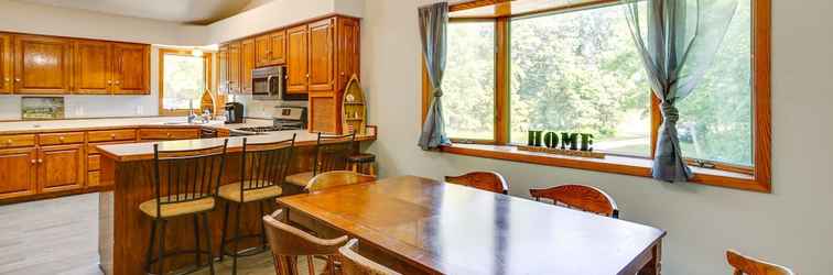 อื่นๆ Faribault Home w/ Deck Near Cedar Lake Boat Ramp!