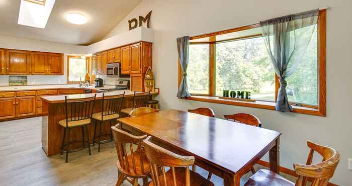 อื่นๆ Faribault Home w/ Deck Near Cedar Lake Boat Ramp!