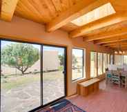 อื่นๆ 7 Santa Fe Adobe Vacation Rental w/ Mountain Views!