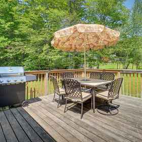 Interior1距離洛克莫爾球場2英里:寵物友好之家,熱水浴缸,内弗辛克大坝飯店