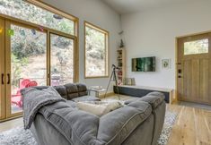 Others 6 New Castle Getaway w/ Grill & Mountain Views!