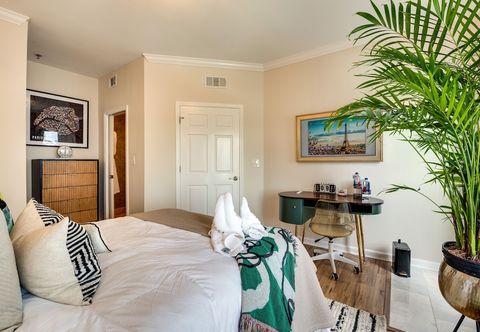 Others Luxury Atlanta Rental w/ Balcony: Near Buckhead!