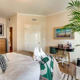 Room 1 Luxury Atlanta Rental w/ Balcony: Near Buckhead!, Khách sạn Institute of Paper and Science Technology