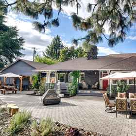 Primary image1Historic Gladstone Home Along Clackamas River!,Sah-Hah-Lee Golf Course飯店