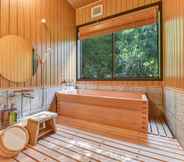 Bilik Mandi dalam Bilik 6 Yuzako Onsen Ryokan