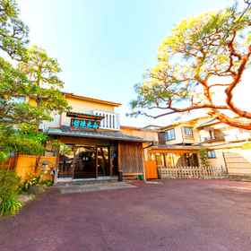 Exterior 1 ยามากิ เรียวกัง, โรงแรม & ที่พัก ศูนย์ข้อมูลนักท่องเที่ยวหน้าสถานีเมืองยูงาวาระ