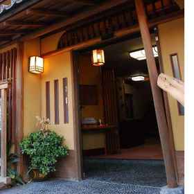 Exterior 1 คามิมูระ, โรงแรม & ที่พัก ศูนย์ข้อมูลนักท่องเที่ยวหน้าสถานีเมืองยูงาวาระ