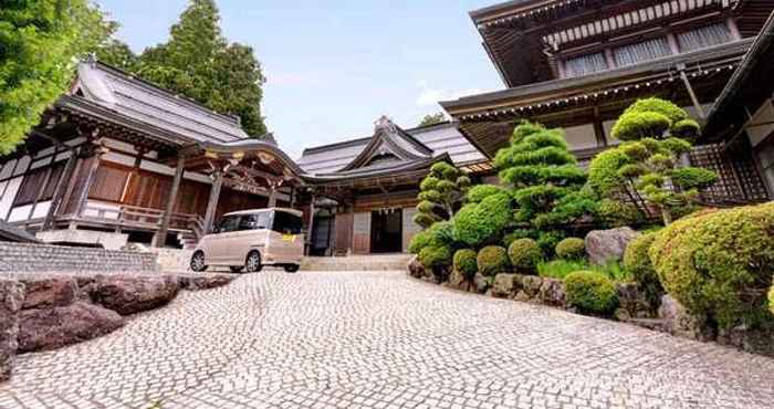 Exterior Mitsugonin Temple