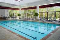 Swimming Pool DoubleTree by Hilton Tulsa - Warren Place