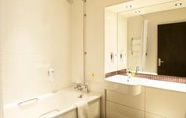 In-room Bathroom 4 Premier Inn London Kingston Upon Thames