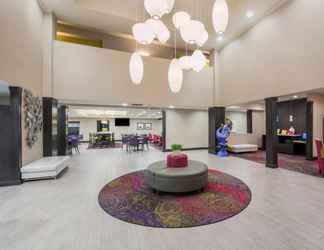 Lobby 2 La Quinta Inn & Suites by Wyndham Kearney