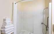 Toilet Kamar 2 SureStay Hotel by Best Western Twin Falls