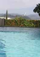 Swimming pool De View Hotel Batu