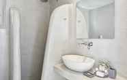 Toilet Kamar 6 Costa Grand Resort & Spa