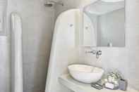 Toilet Kamar Costa Grand Resort & Spa