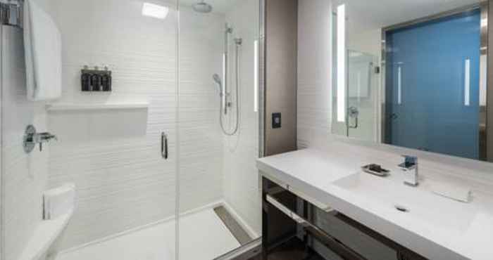 Toilet Kamar AC Hotel Worcester