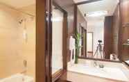 In-room Bathroom 4 Grand Rezen Hotel Golden Bay Weiha