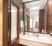 In-room Bathroom 7 Grand Rezen Hotel Golden Bay Weiha