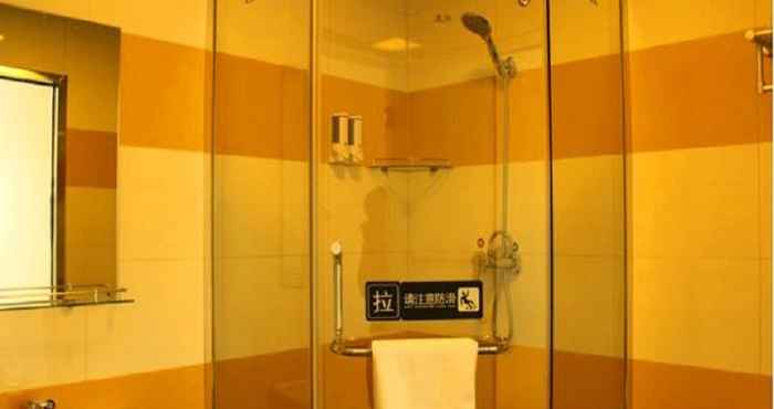 In-room Bathroom 7 Days Inn Bazhong International Trade Market