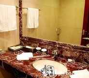 In-room Bathroom 6 Pine City Hotel
