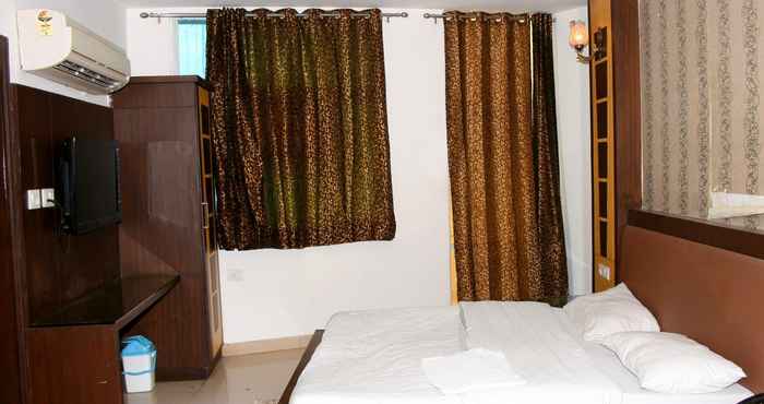 Bedroom FabHotel Delhi Heart