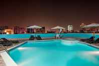 Kolam Renang Howard Johnson Plaza By Wyndham Dubai Deira