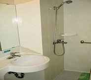 In-room Bathroom 4 JinJiang Inn WeiHai railway station hanlefang Hotel