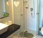 Toilet Kamar 4 Joyful Sea Hotel