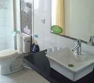 Toilet Kamar 5 Joyful Sea Hotel