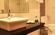 Toilet Kamar 6 Joyful Sea Hotel