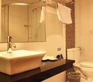 Toilet Kamar 6 Joyful Sea Hotel