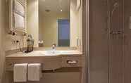 In-room Bathroom 5 H+ Hotel München
