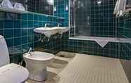 In-room Bathroom 3 Comwell H. C. Andersen Odense Dolce by Wyndham