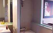 In-room Bathroom 7 Only Suites Paris CDG