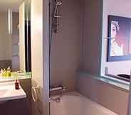 In-room Bathroom 7 Only Suites Paris CDG