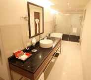 In-room Bathroom 3 Vivanta Kolkata EM Bypass