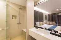 Toilet Kamar Aonang Cliff Beach Suites and Villas