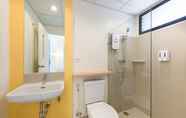 In-room Bathroom 5 Hop Inn Sakon Nakhon