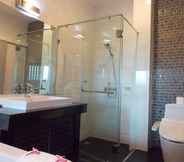 Toilet Kamar 5 Phanhin Regent Executive Residence